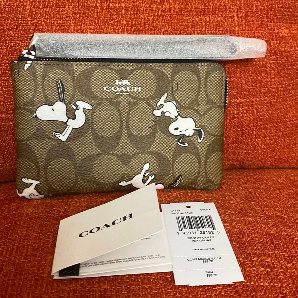 NWT Coach X Peanuts Corner Zip Wristlet In Signature Canvas With Snoopy Print